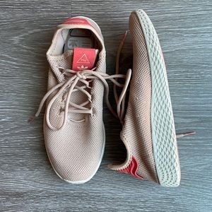 PHARRELL x WMNS TENNIS HU SNEAKER